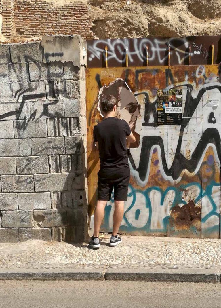 Acción de arte urbano de ME BES en Granada · "J" (Los Planetas)